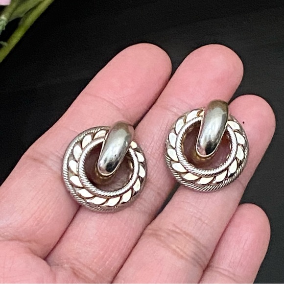 Vintage Unsigned Two-tone Round Rope Twisted Screw Back Earrings - Picture 8 of 11